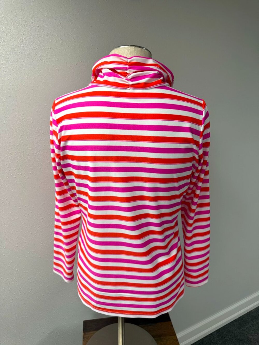 Jude Connally Quarter-zip Activewear Pullover - Picture 4 of 12